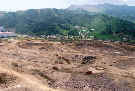 欒川露天開采鉬礦現(xiàn)場